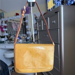 LOUIS VUITTON THOMPSON STREET YELLOW VERNIS SHOULDER BAG
